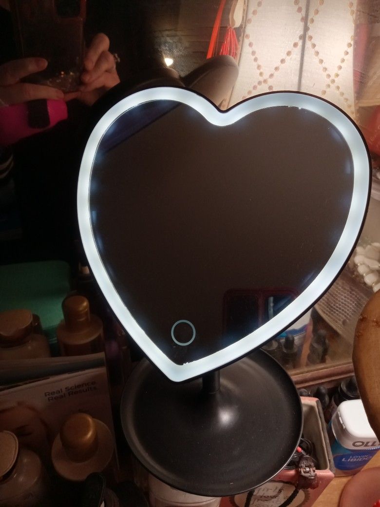 LIGHTED MAKEUP MIRROR - BATTERY OPERATED