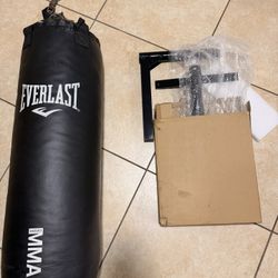 Bolsa de boxeo con hanger para colgarlo en la pared 