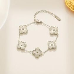 Silver Clover Charm Bracelet – Elegant Minimalist Style