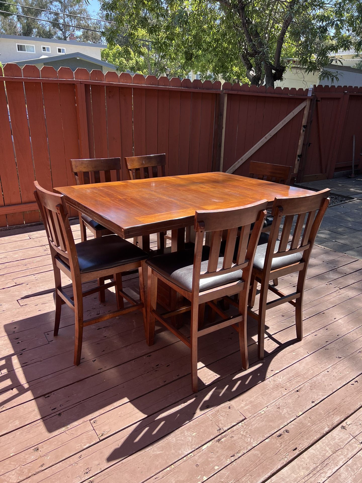 Kitchen table and 6 chairs / dining room table and chairs / center table leaf / adjustable table