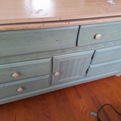 Antiquish Style Dresser