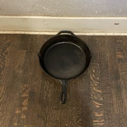 Lodge 13-1/4 Inch Cast Iron Pre-Seasoned Skillet – Signature Teardrop Handle 