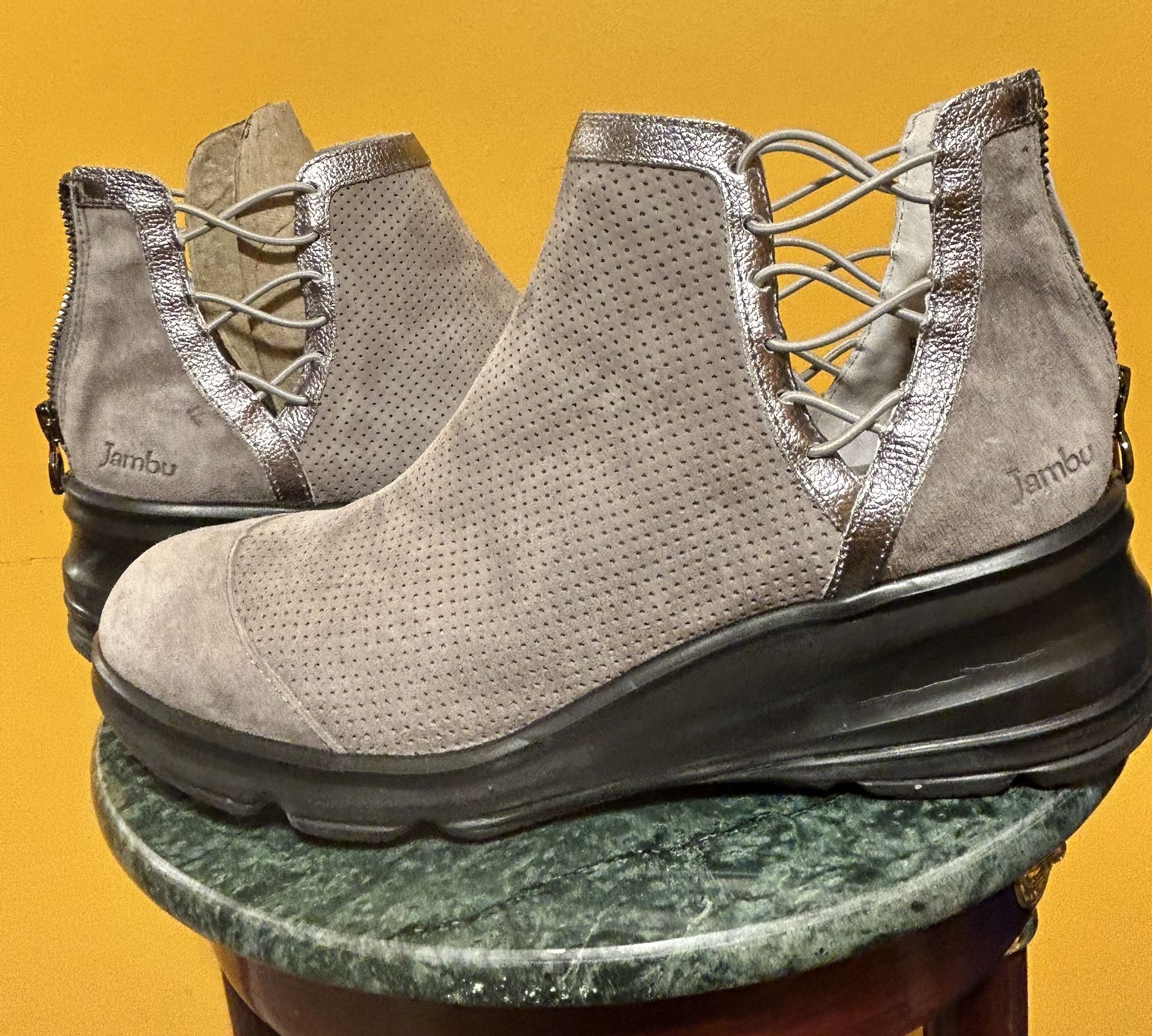 New comfortable women's boots.Size 8. $40.