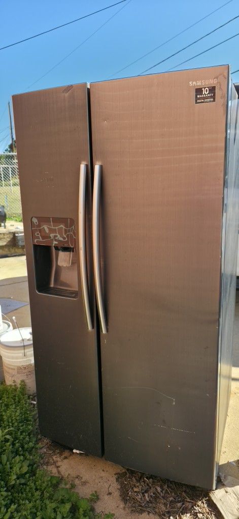 Newer Samsung Side By Side Refrigerator Works Excellent And It's Very Clean Lightly Used Willing To Negotiate