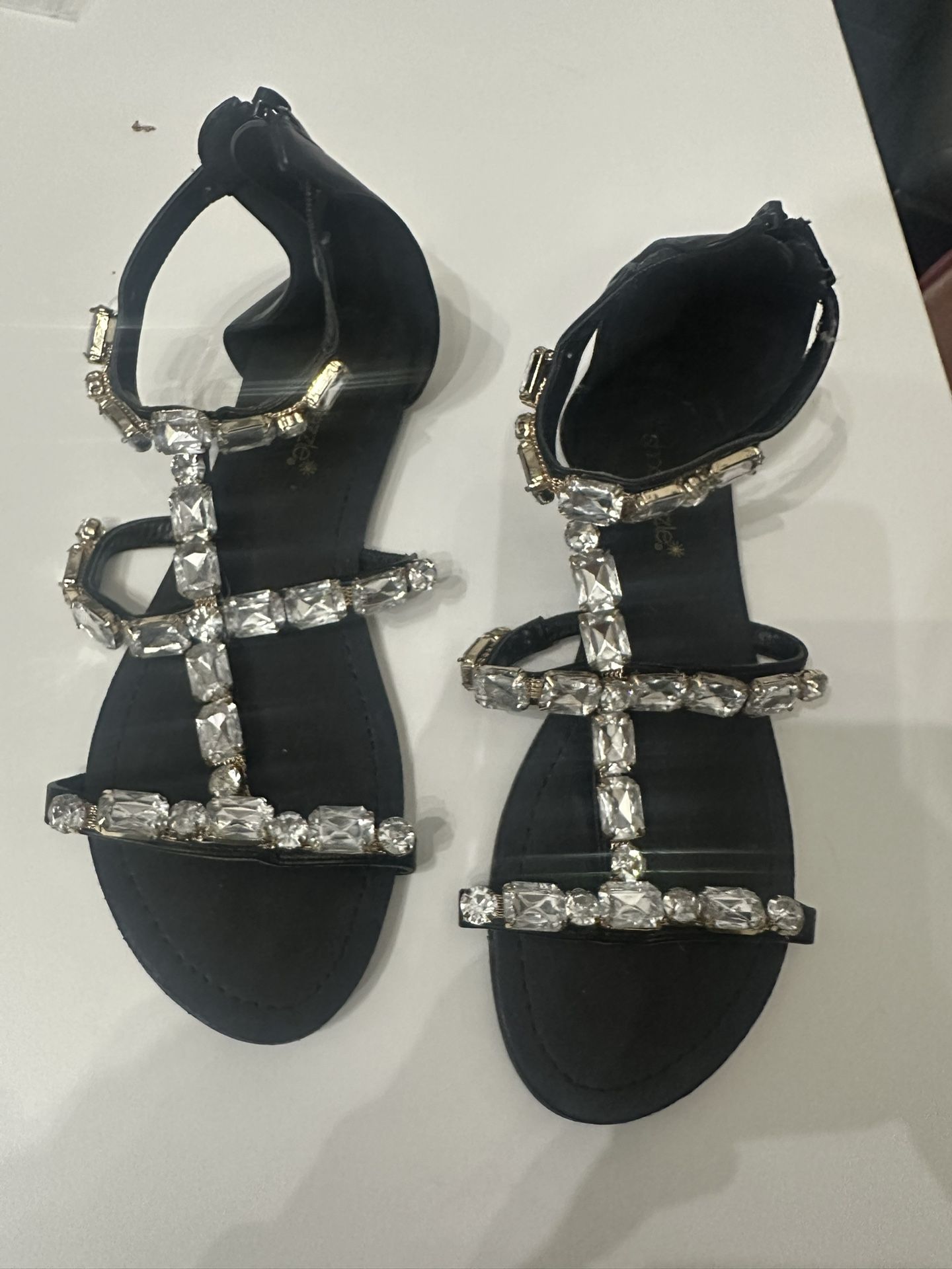 SHOEDAZZLE SANDALS FOR LADY - NEW - 7.5 Size - 20$ - NEW
