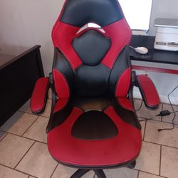 Gaming Chair And Desk. Almost New.