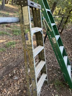 Vendo Dos Escaleras Pido$55 Por Las Dos