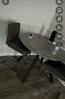 Table and 2 stools like new moving