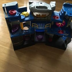 Bateman bat cave play set with Bateman and robin