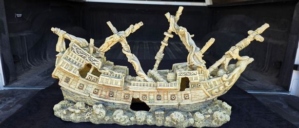 Large Pirate Shipwreck Aquarium / Fish Tank Decoration