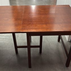 Extendable Dining Table For Upto 6 People 