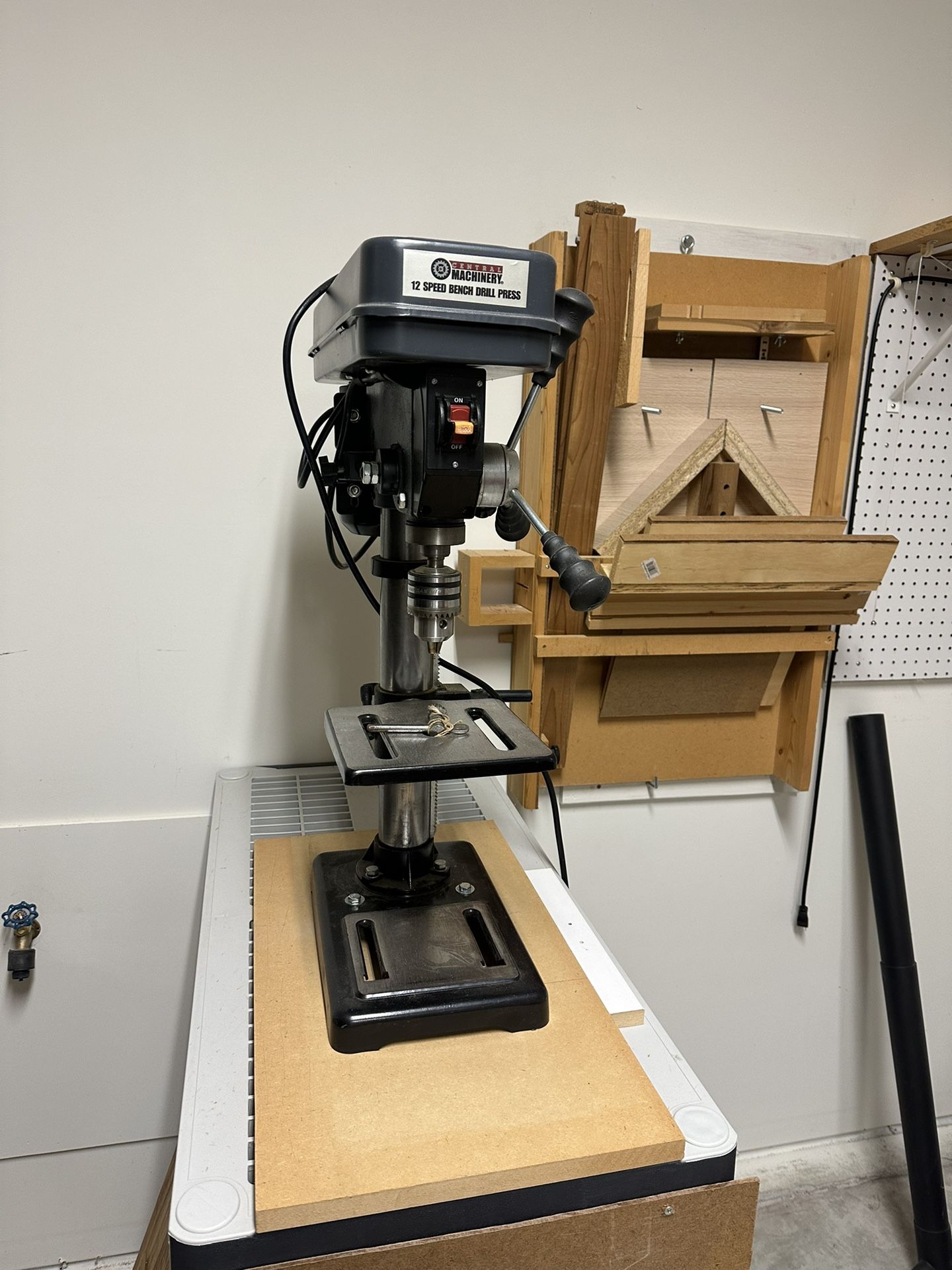 MACHINERY. 12 SPEED BENCH DRILL PRESS