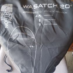 THE NORTH FACE ( SLEEP BAG ) WASATCH/HEAT SEEKER * EC0* SYNTHETIC INSULATION ( UNIVERSAL FIT * REGULAR LENGH) R.hand ZIPPER! GREAT CONDITION  !!