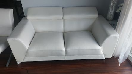 Used white bonded leather love seat. Good condition.