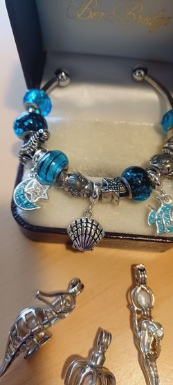 Beautiful charm bracelet with additional pearl charms