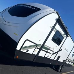 Pristine & Like-New Eddie Bauer Signature 33RL – Only Towed Once!