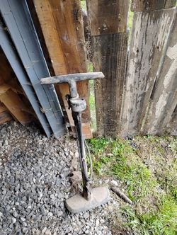 Manual Tire Pump w/gauge