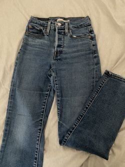 Women’s Dark Wash Levi’s Jeans