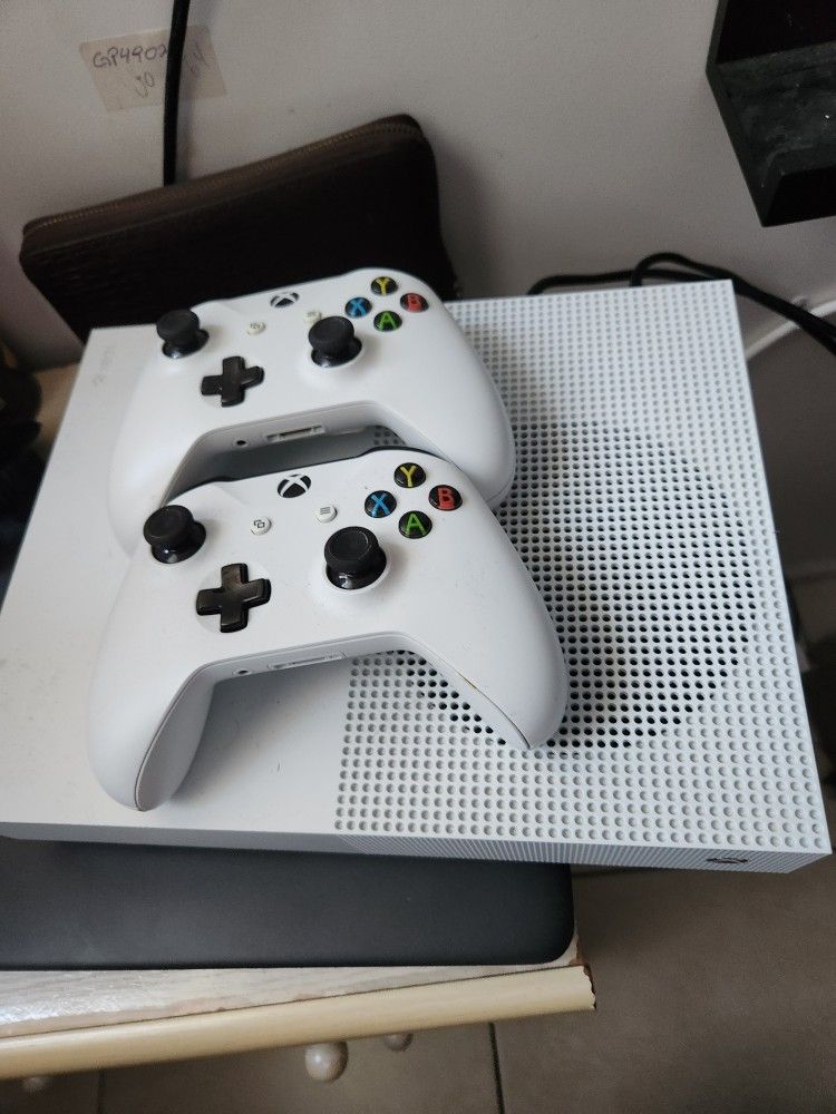 Xbox One S Digital Comes With 2 Controllers And Kinnect