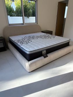 Luxury Elite king pillow top mattress 12”     New mattress in a plastic sealed.     Venta de colchones  ☎️📲call or Tex (213)713-74-89   Hablamos Espa