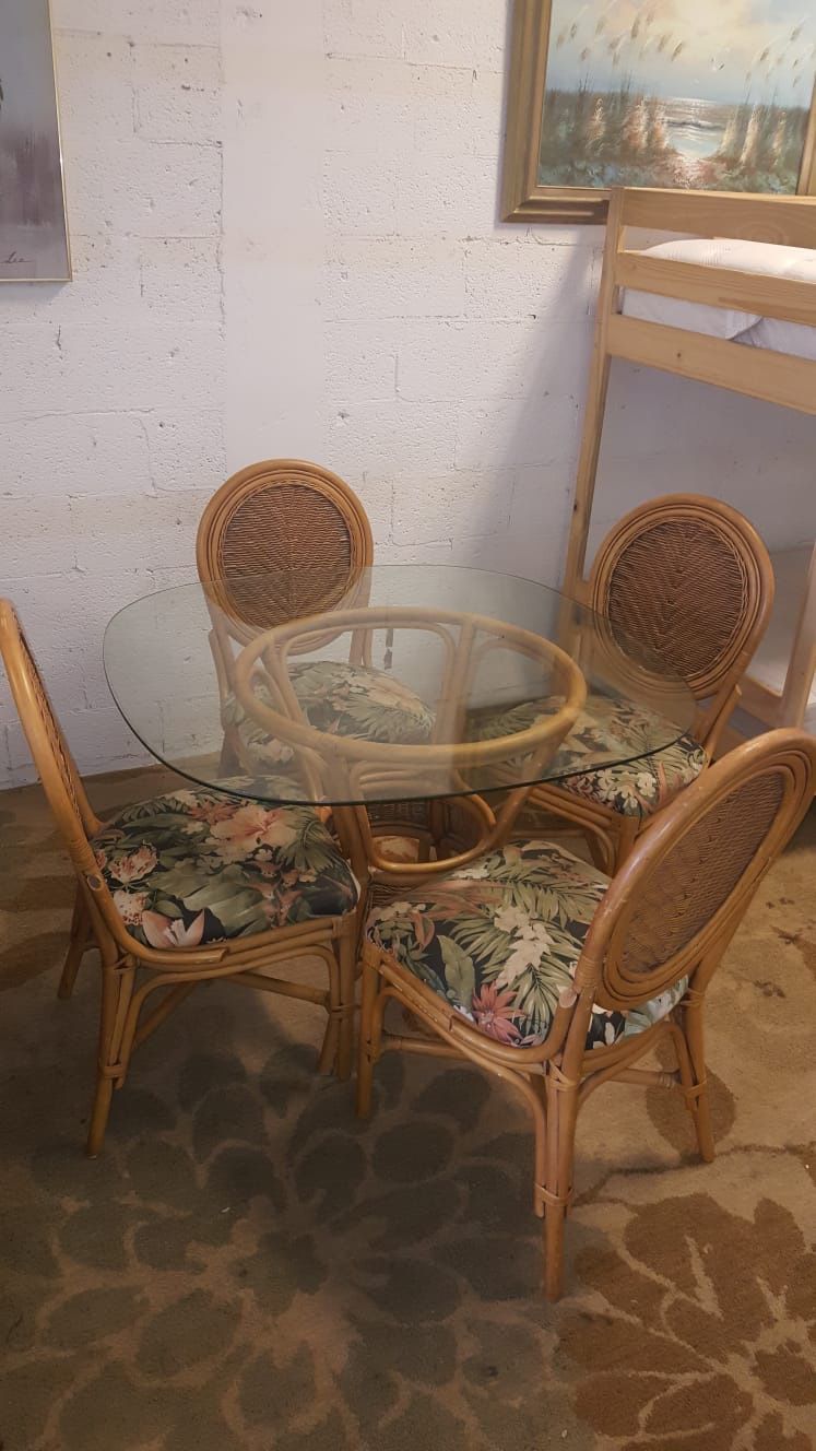 Table and 4 chairs can be for indoor or for outdoor in great condition