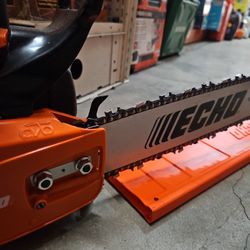 ECHO GAS  20"IN TIMBER WOLF CHANSAW LIKE NEW 
