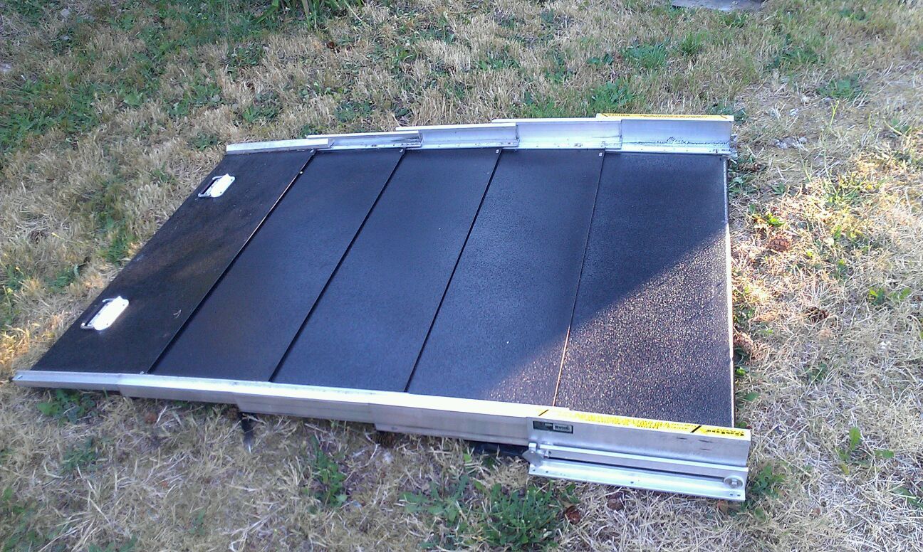Retractable tailgate mounted gator ramp