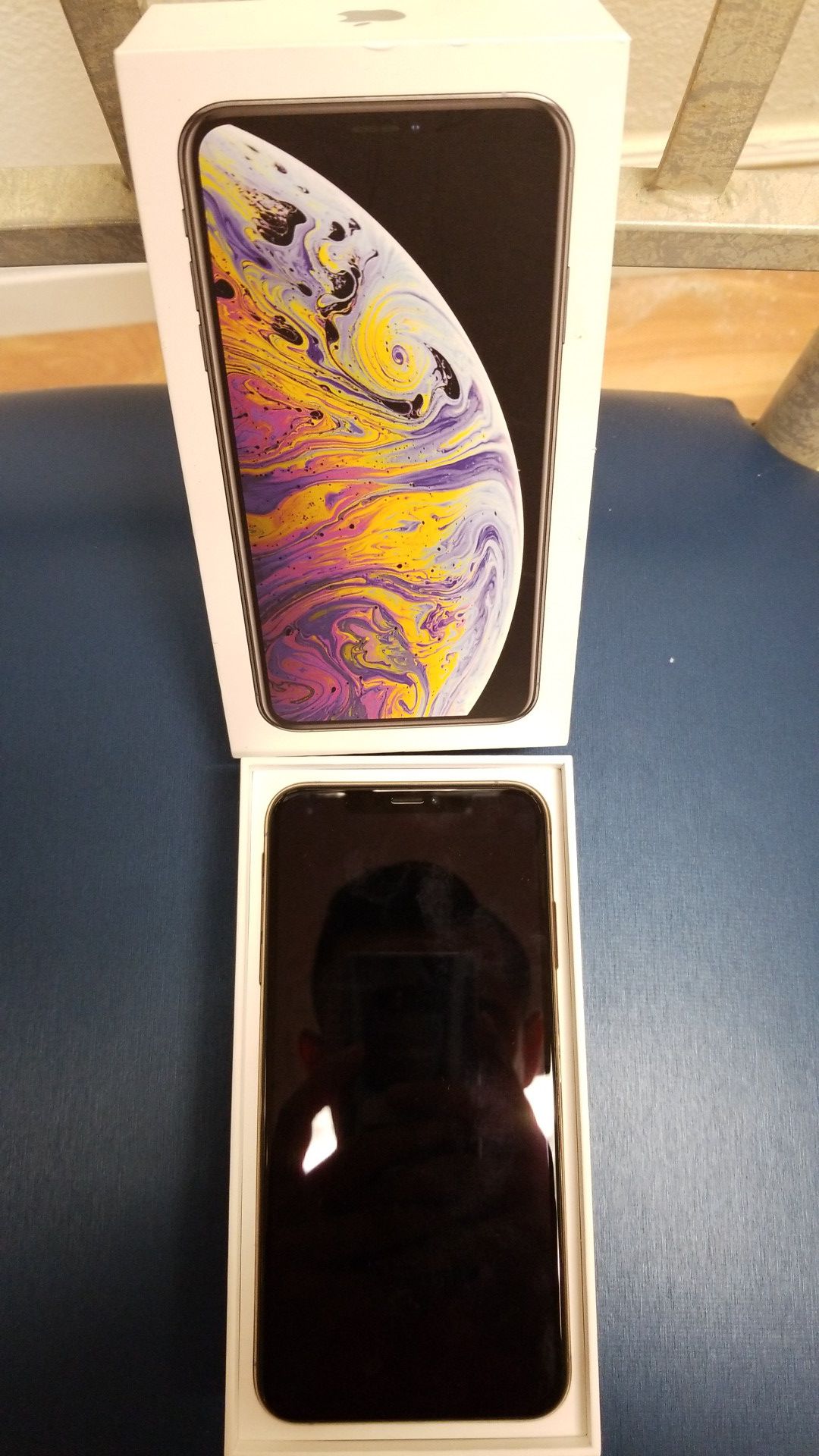 iPhone xs max 64 gig carrier unlocked