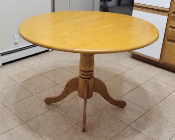 Pedestal Table in Oak Finish. Excellent Price - Only $105, OBO.