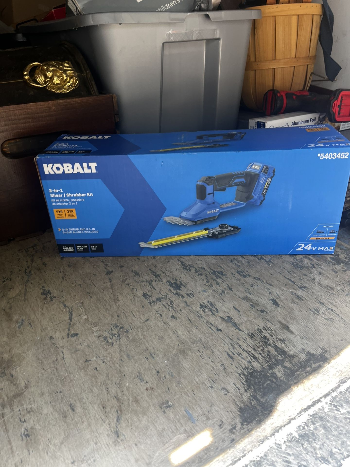 Kobalt 24 V hedge trimmer with battery and charger