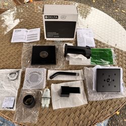 BRAND NEW Delta Tub/Shower Trim Kit