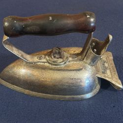 Antique UNIVERSAL Wrinkle Proof Iron E7709B