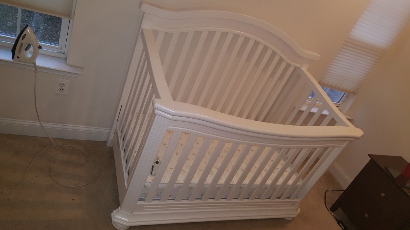 Baby crib and drawer all white with diaper disposal