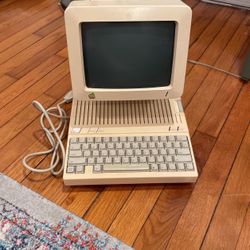 Apple IIC A2S4000 Computer With Monitor G090S