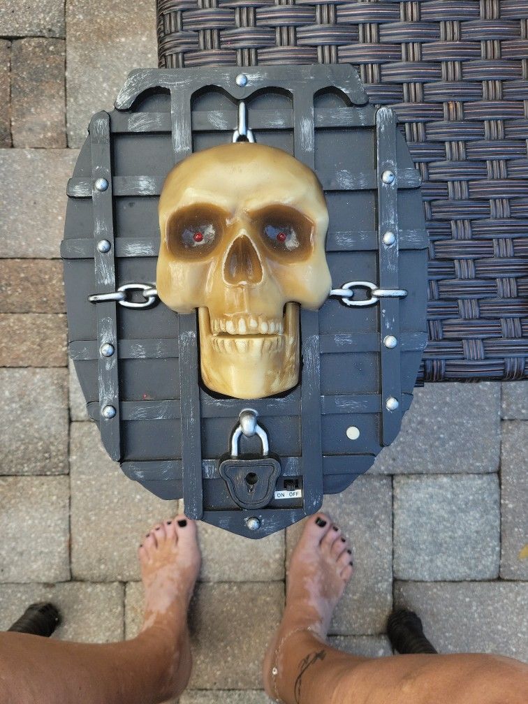 Gemmy Singing Skull
