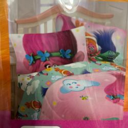 Brand new Trolls Full Sheet Set. Includes: 1 flat Sheet, 1 Fitted Sheet and 2 Standard Pillowcases