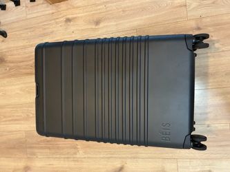 BÉIS Large Check-In Roller Suitcase – Black – Never Used