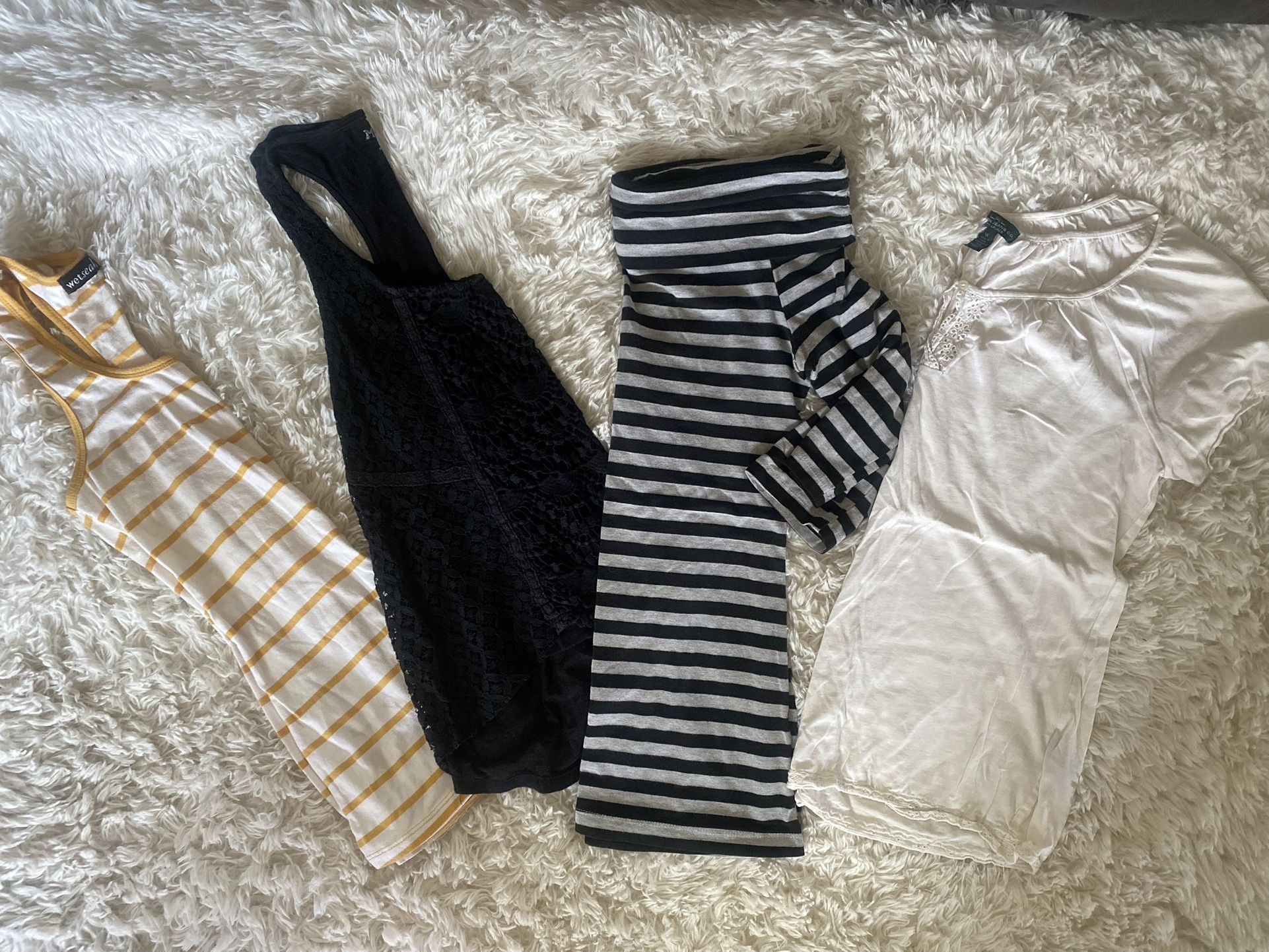 $1 Tons Of Women's Medium Tops!