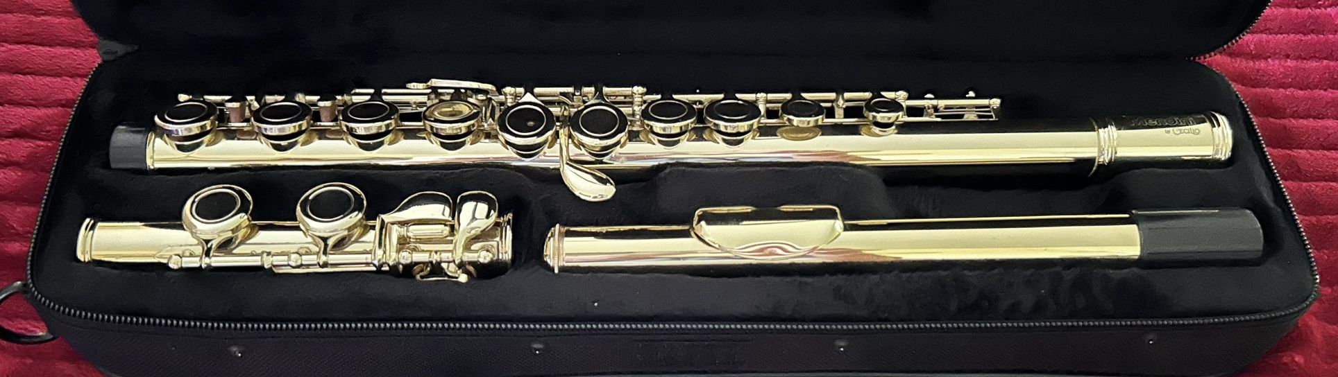 Gold tone flute with carry case in excellent condition. $60