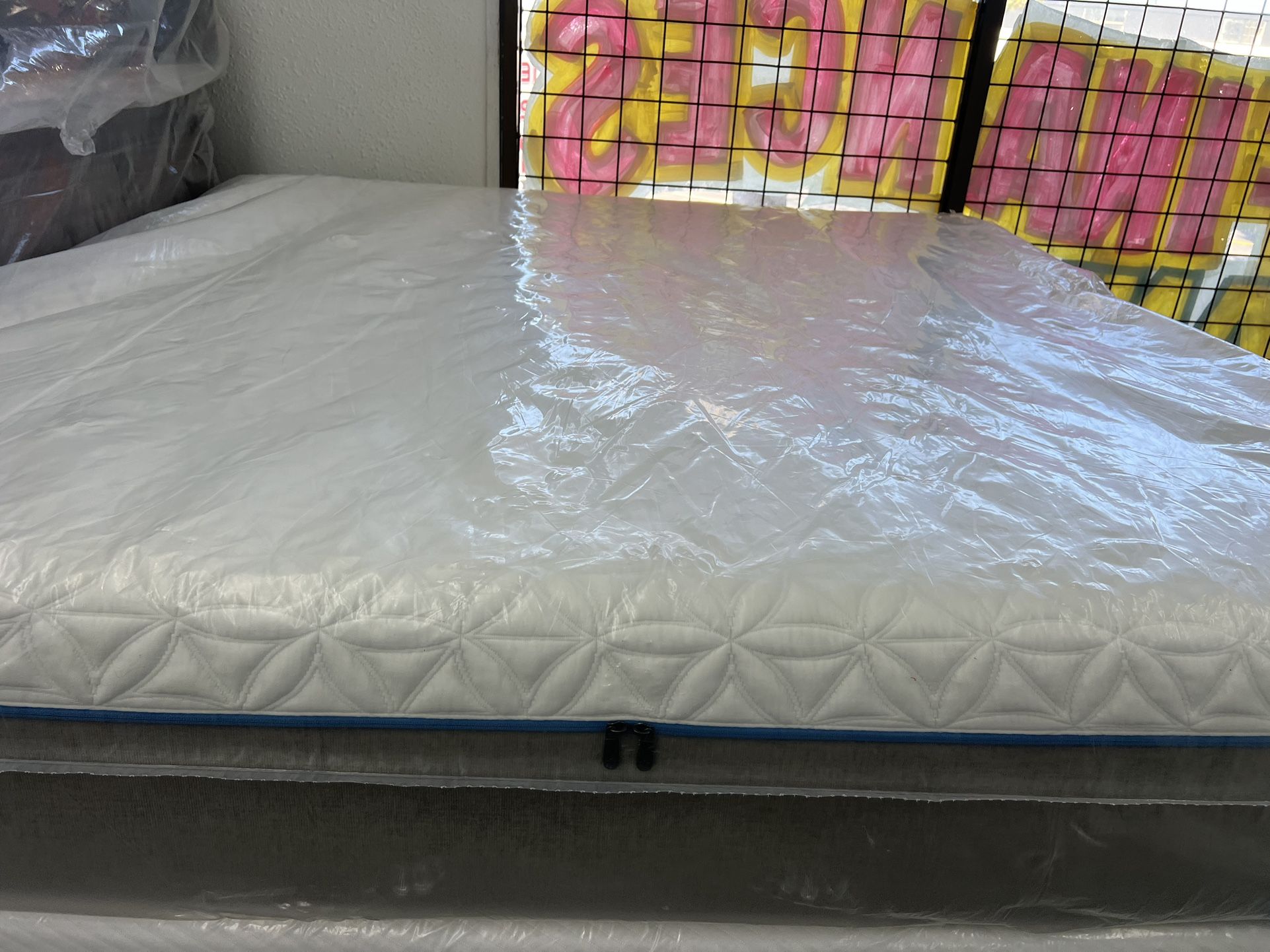 KING SIZE TEMPURPEDIC CLOUD SUPREME MATTRESS & BOX SPRINGS BED SET
