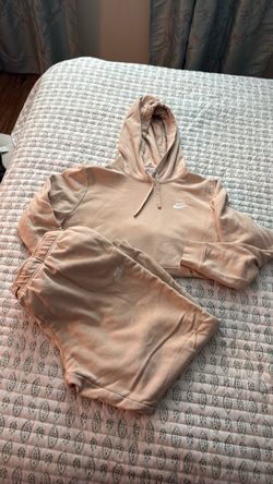 Women’s Nike sweatsuit