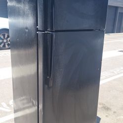 APT. SIZE REFRIGERATOR (G E).,28"WIDE.(DELIVERED)