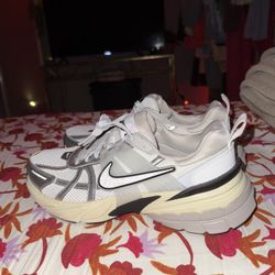 NIKE V2K RUN SHOES SIZE 10 WOMEN BRAND NEW 