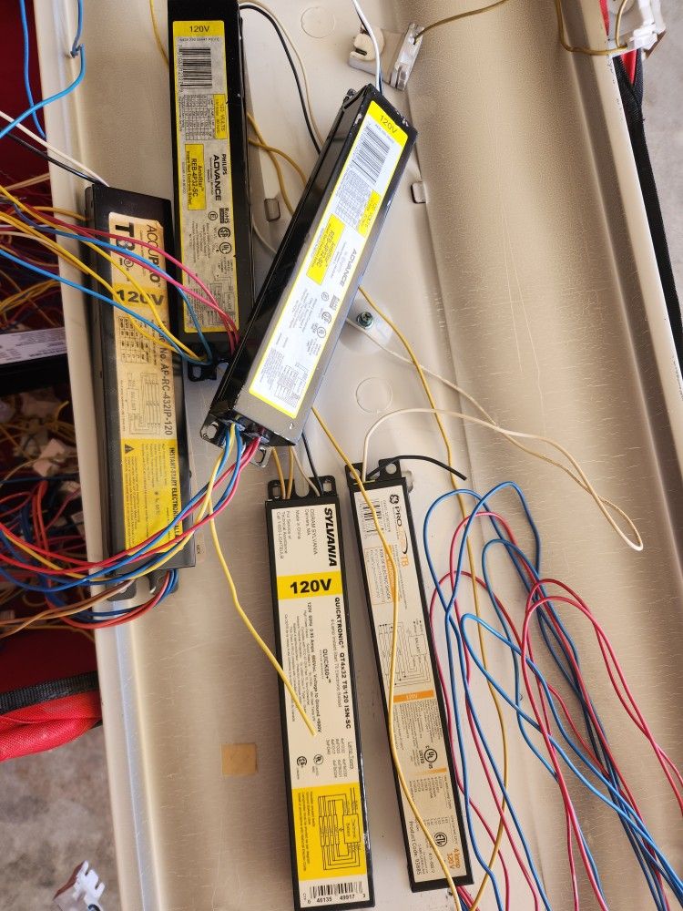 Ballest with wire and sockets.