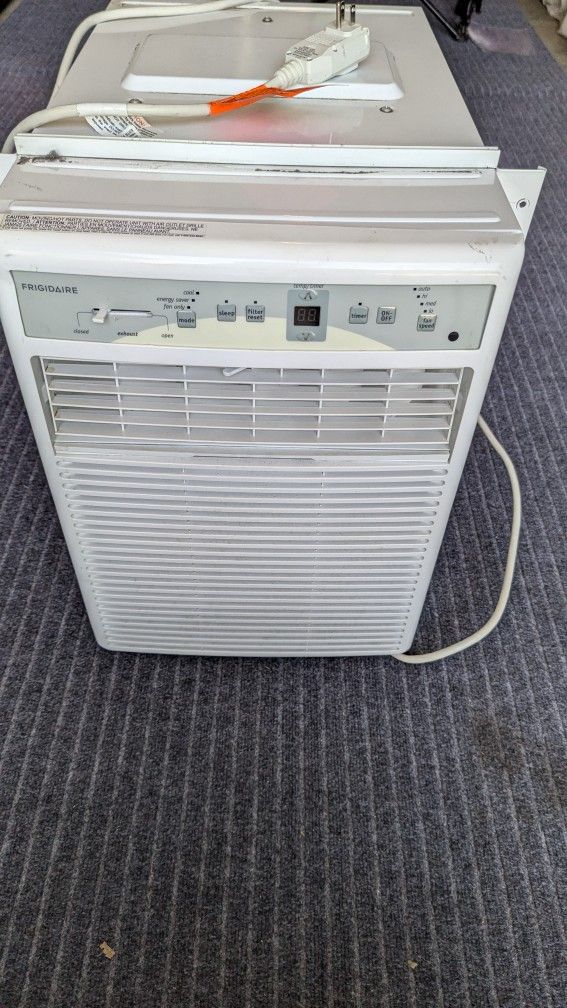 Frigidaire 8,000 BTU Window AC Unit and Mount!