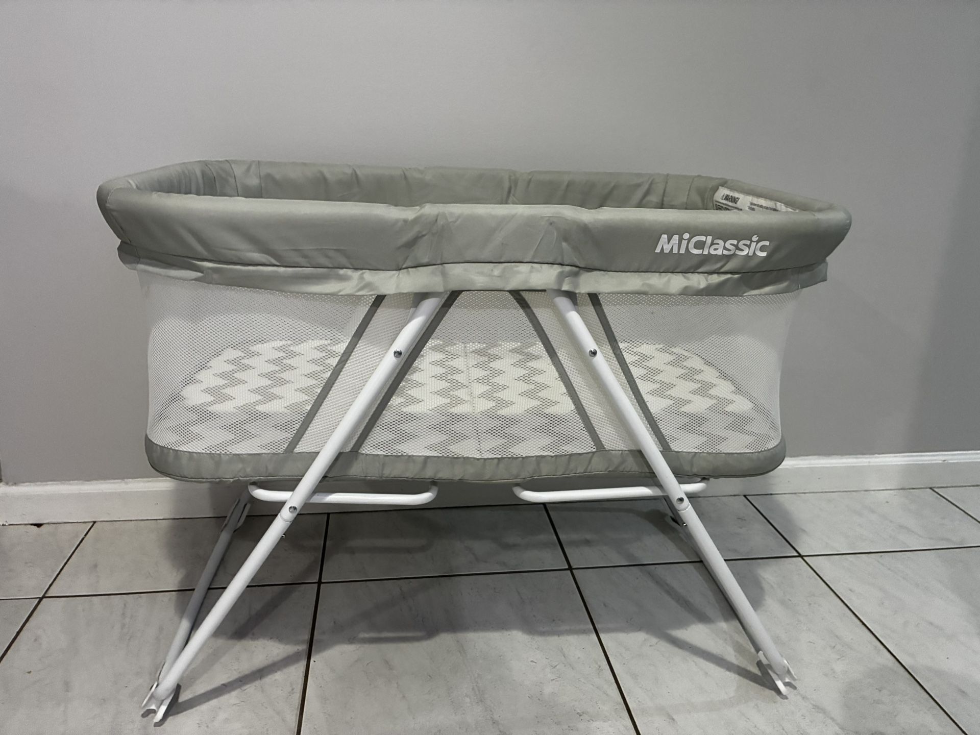 Portable Rocking Bassinet W/ Bag