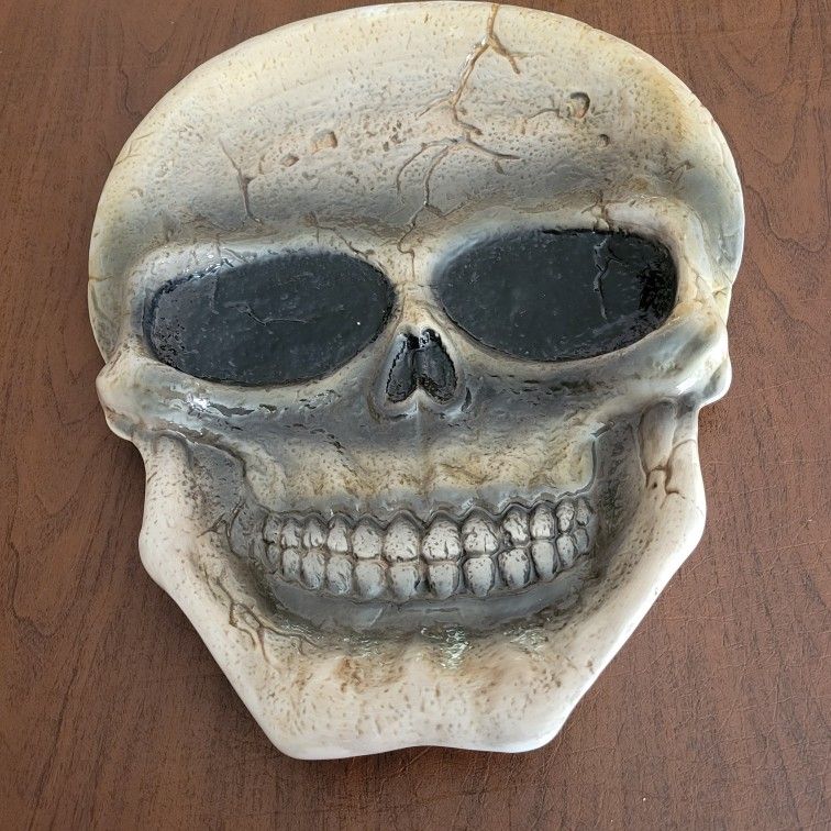 Spirit Halloween ceramic skeleton skull serving platter tray New, never
been used. It is 15.5x12.5", weight 4lb. (plus shipping materials).