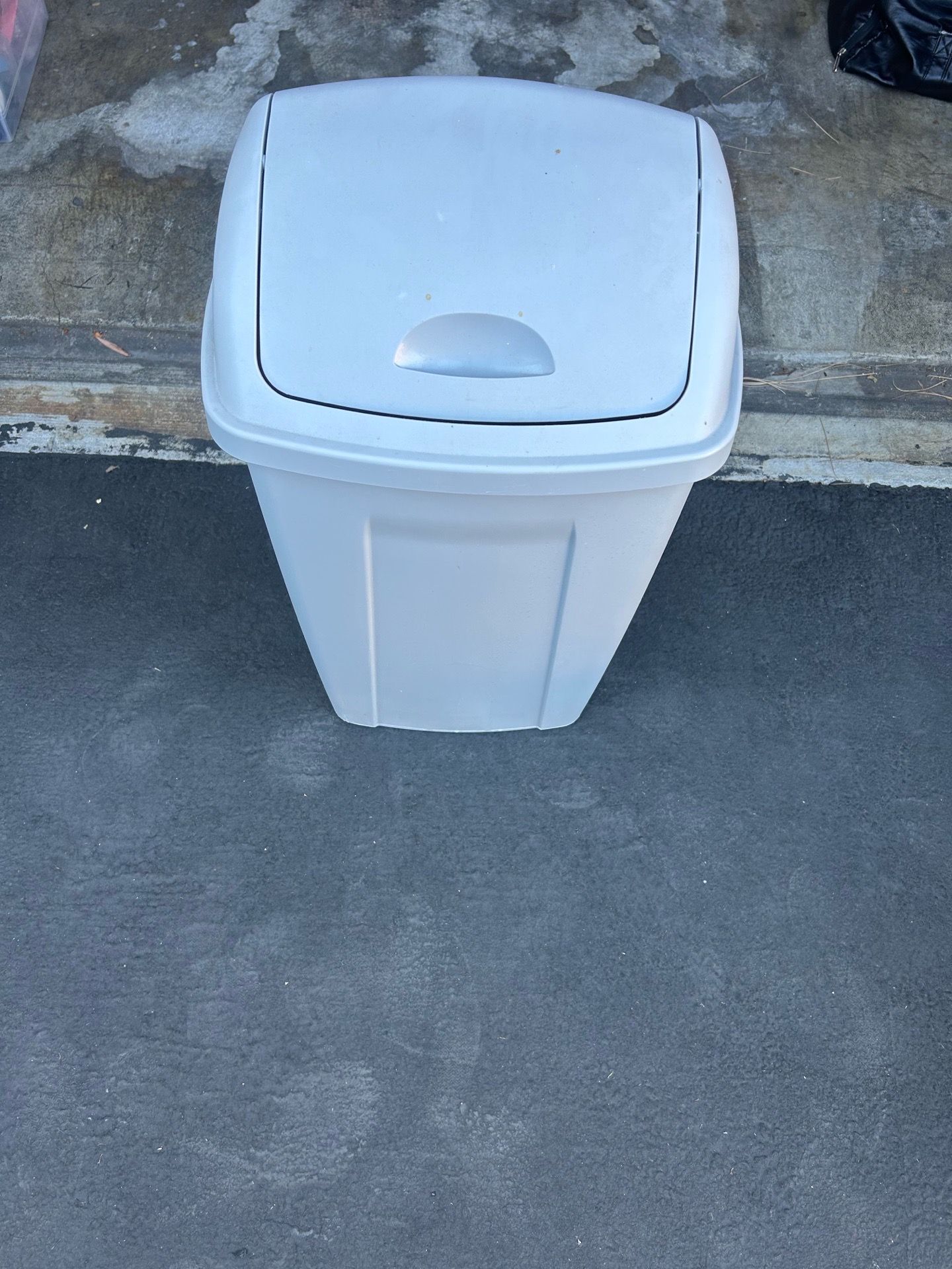 Garbage can