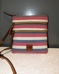 DOONEY AND BOURKE CROSSBODY HANDBAG! GREAT CONDITION SUMMER PURSE