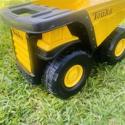 Tonka Classic Dump Truck 
